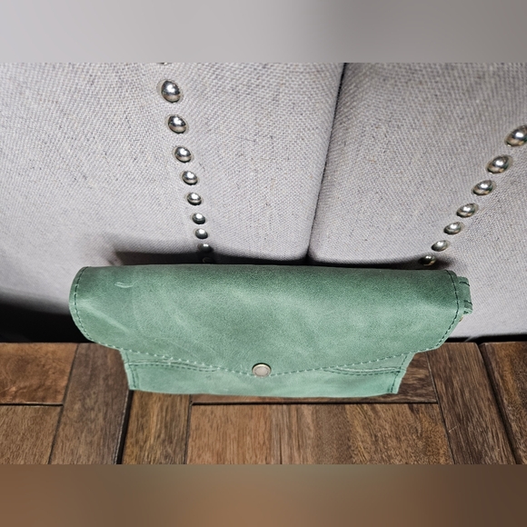 Portland Leather Goods Envelope Convertible Crossbody Cucumber - Picture 12 of 15